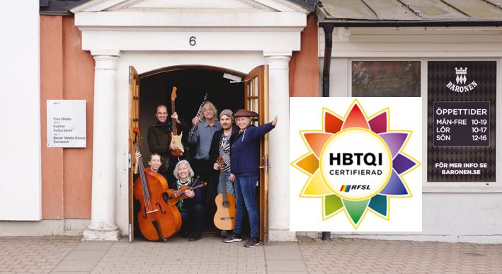 Porten upp till Kulturskolan lärare hälsar välkomna in med olika instrument