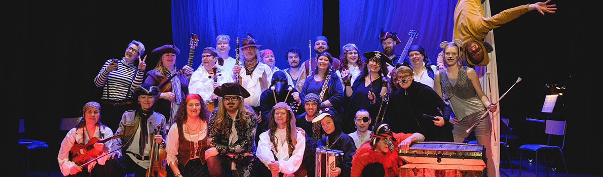 Bild på utklädda pedagoger som pirater och djur från Musikul till havs
