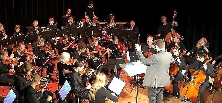 Kulturskolans symfoniorkester från Kalmar teaters scen