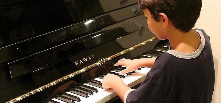 Pianospelande pojke